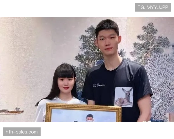 胡金秋一条晒照，把球场肌肉和家里水晶灯并置，像看到两个平行世界碰头